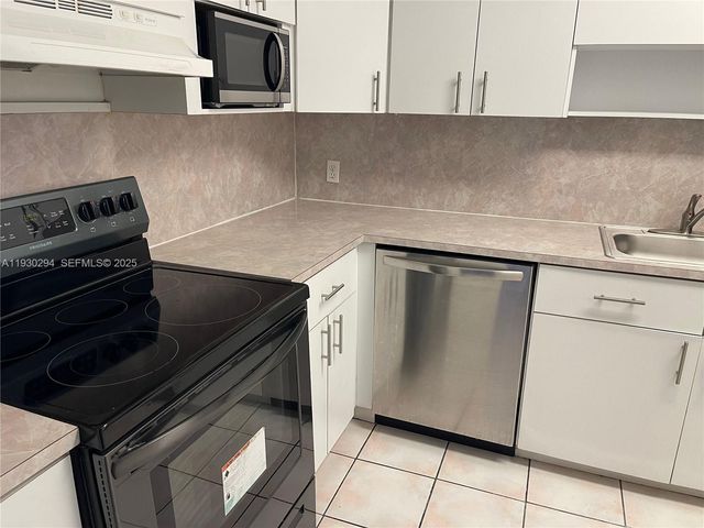 4848 NW 24th Ct 318, Lauderdale Lakes, FL 33313
