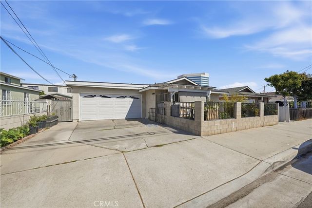 7851 Cypress A&B, Huntington Beach, CA 92647