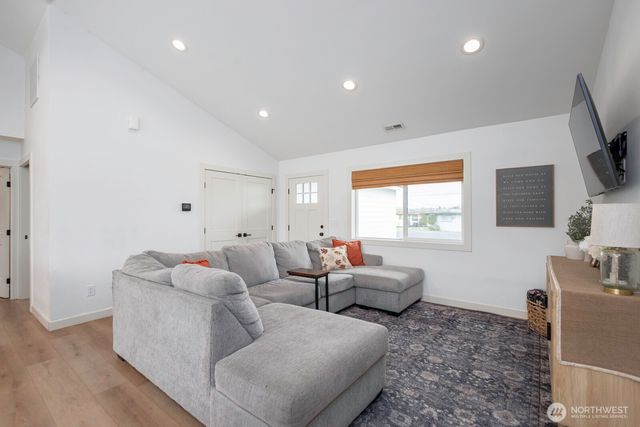 1038 W Lakeside Drive, Moses Lake, WA 98837