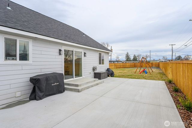 1038 W Lakeside Drive, Moses Lake, WA 98837