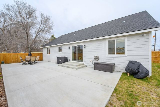 1038 W Lakeside Drive, Moses Lake, WA 98837