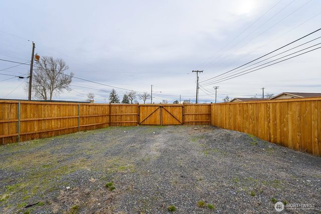 1038 W Lakeside Drive, Moses Lake, WA 98837