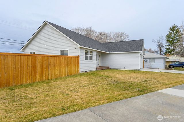 1038 W Lakeside Drive, Moses Lake, WA 98837