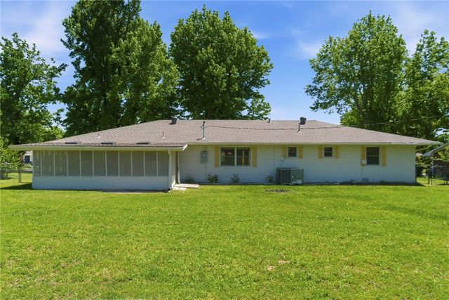 2006 S 16th Street, Rogers, AR 72758
