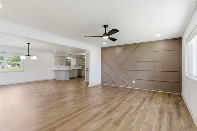 2006 S 16th Street, Rogers, AR 72758