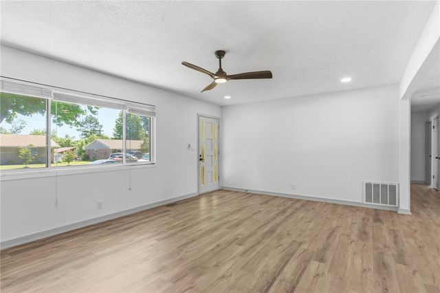 2006 S 16th Street, Rogers, AR 72758