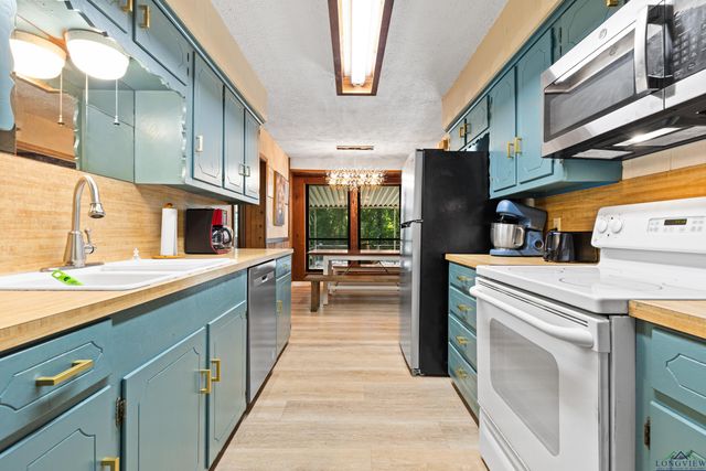 6 Honeysuckle Ln, Longview, TX 75604