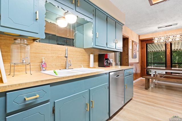 6 Honeysuckle Ln, Longview, TX 75604