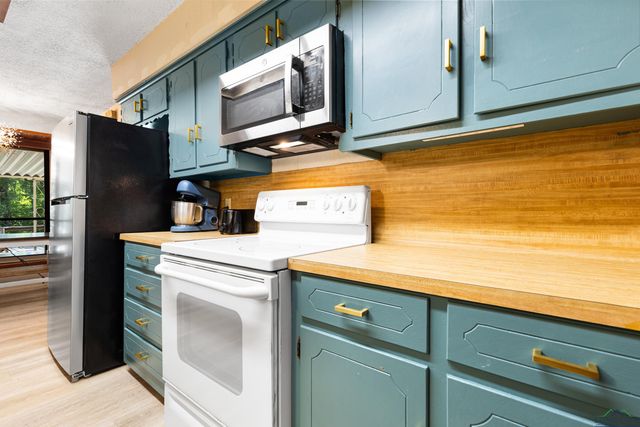 6 Honeysuckle Ln, Longview, TX 75604