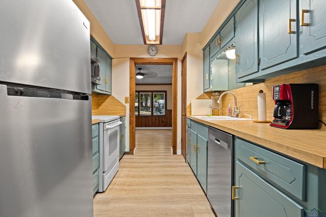 6 Honeysuckle Ln, Longview, TX 75604