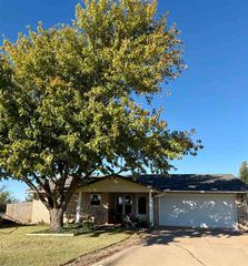 4908 SE Dover Dr, Lawton, OK 73501