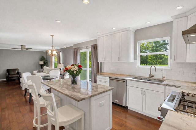 176 Woodland Park Circle, Gilberts, IL 60136