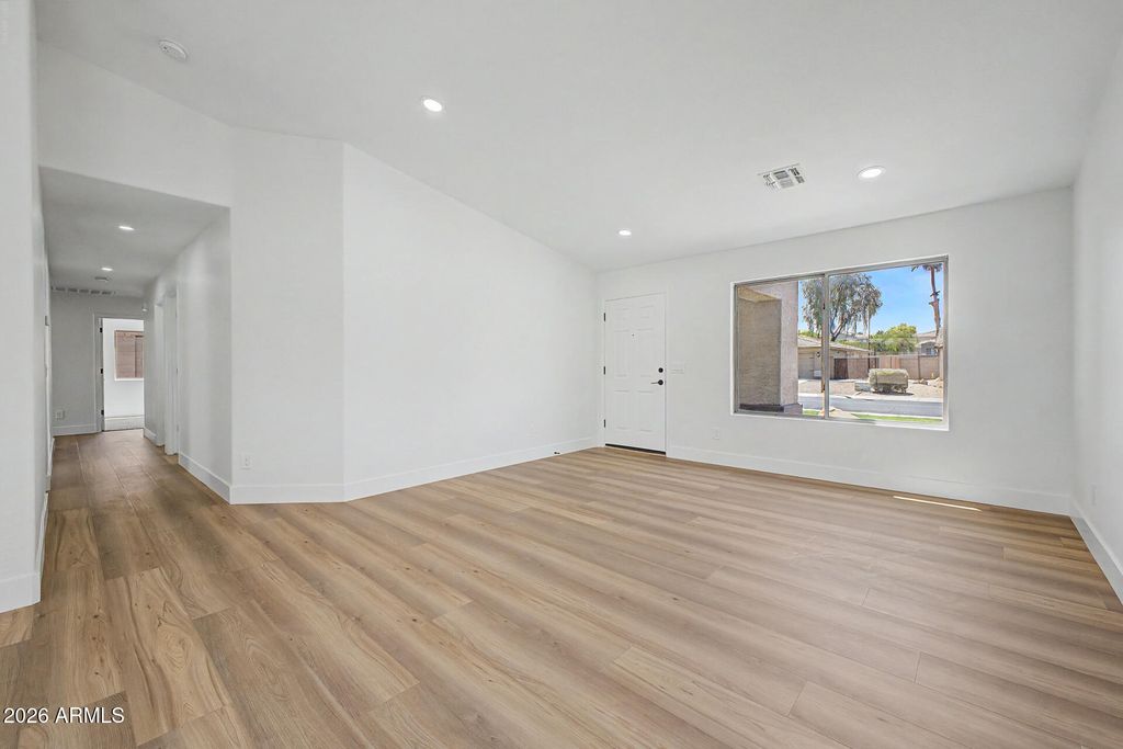 Image 6 of property listing at 2554 E MORGAN Court, Gilbert, AZ 85295