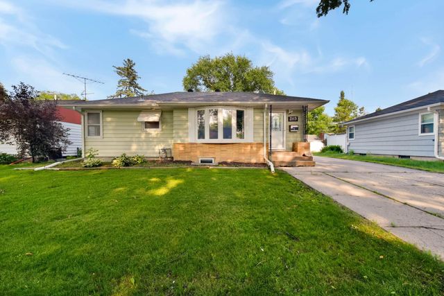 2113 7th Street N, Fargo, ND 58102