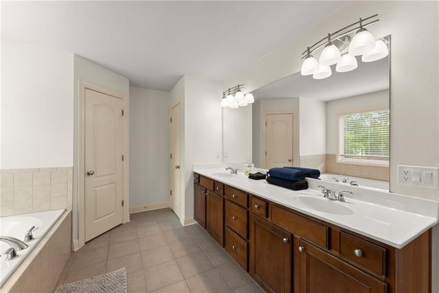 2868 Rolling Downs Way, Loganville, GA 30052