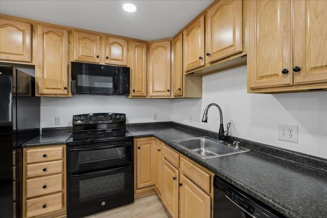 2 Timberwood Dr Unit 101, Goffstown, NH 03045