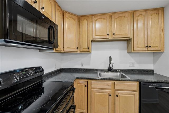 2 Timberwood Dr Unit 101, Goffstown, NH 03045