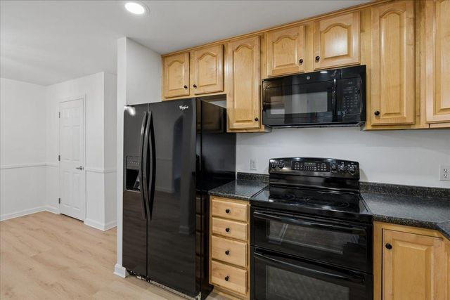 2 Timberwood Dr Unit 101, Goffstown, NH 03045