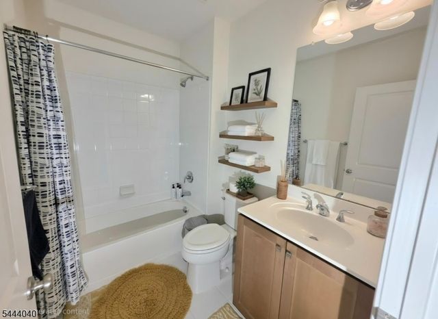 27 Wisteria Ct, Monroe Twp., NJ 08831