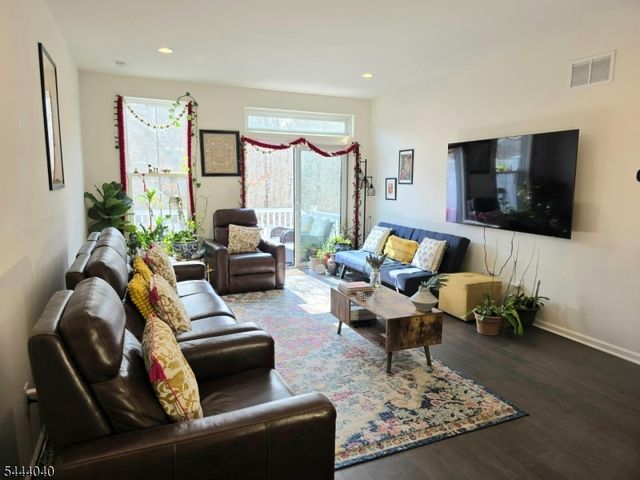 27 Wisteria Ct, Monroe Twp., NJ 08831