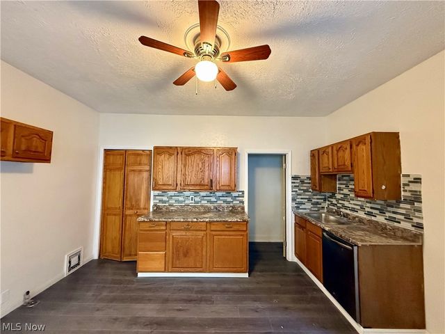 38 Regent Street, Campbell, OH 44405