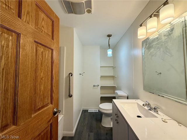38 Regent Street, Campbell, OH 44405
