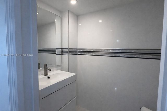 6917 Collins Ave 820, Miami Beach, FL 33141