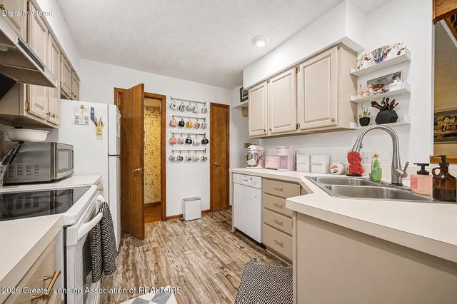 1725 Whitegate Lane, East Lansing, MI 48823