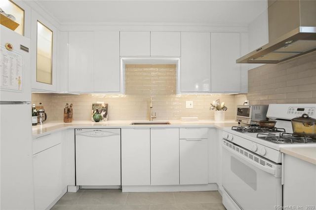 8 Cross Highway B, Westport, CT 06880