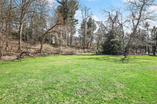 8 Cross Highway B, Westport, CT 06880