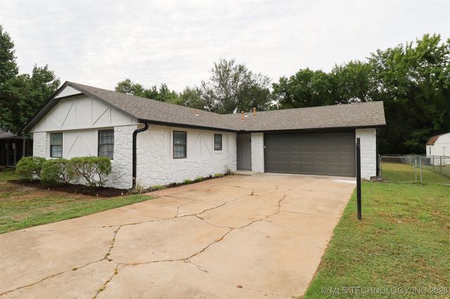 825 W 23rd Street North, Claremore, OK 74017