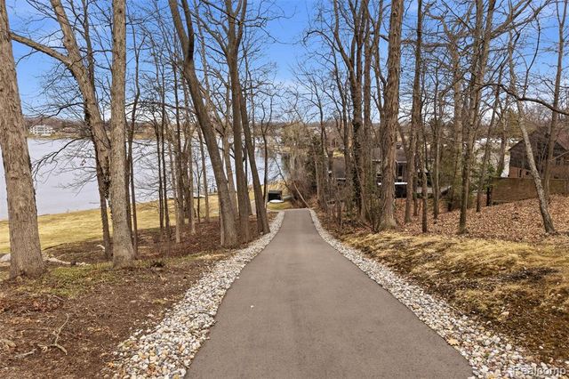 2954 Long Ridge Court, West Bloomfield, MI 48323