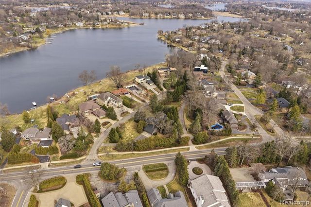 2954 Long Ridge Court, West Bloomfield, MI 48323
