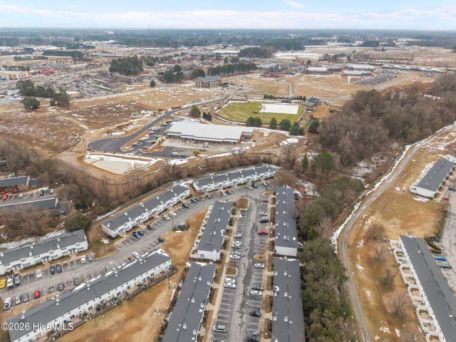 3915 Sterling Pointe Drive Jj9, Winterville, NC 28590