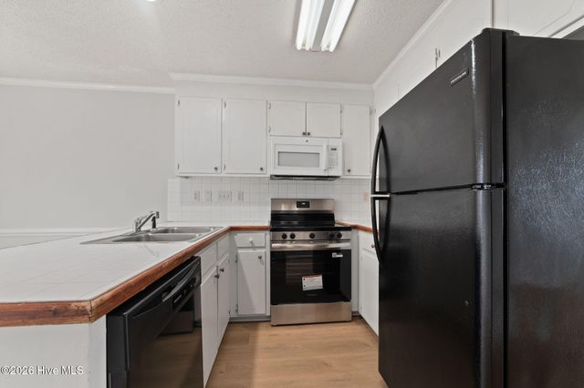 3915 Sterling Pointe Drive Jj9, Winterville, NC 28590