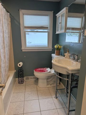 22 Falcon St, Methuen, MA 01844