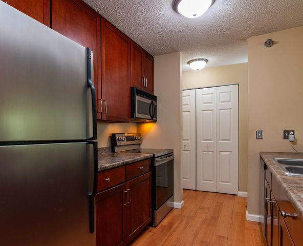 6155 Chasewood Parkway 201, Minnetonka, MN 55343