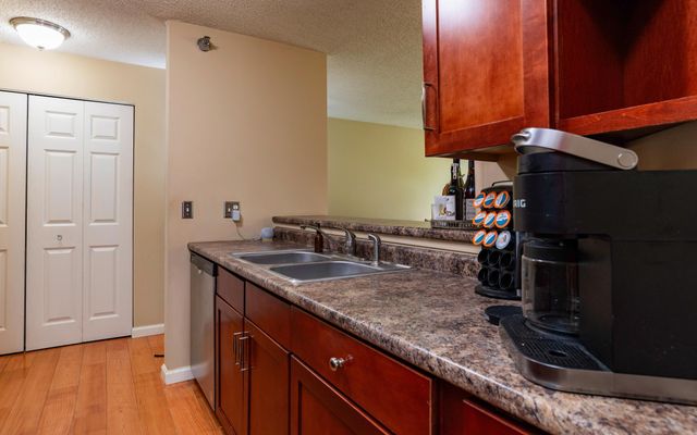 6155 Chasewood Parkway 201, Minnetonka, MN 55343