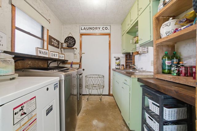 1858 County Road 2066, Hull, TX 77564