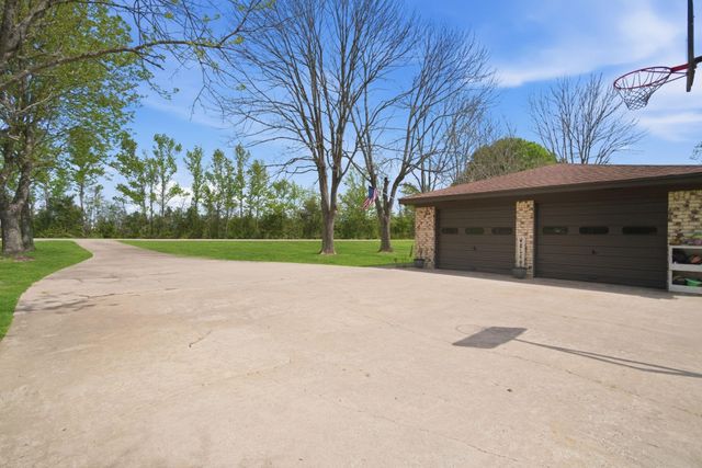 1858 County Road 2066, Hull, TX 77564