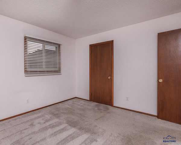 3010 COUNTRY CLUB CT, Rapid City, SD 57702