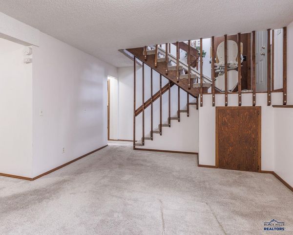 3010 COUNTRY CLUB CT, Rapid City, SD 57702