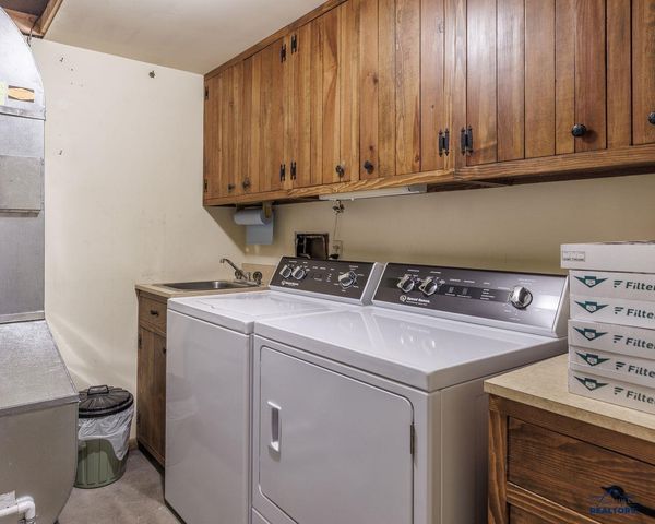 3010 COUNTRY CLUB CT, Rapid City, SD 57702