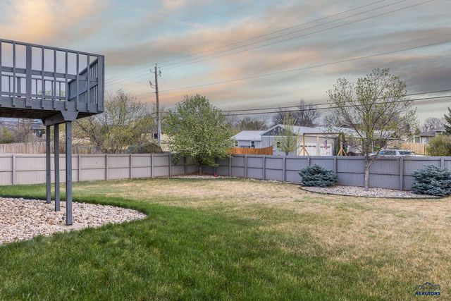 3010 COUNTRY CLUB CT, Rapid City, SD 57702