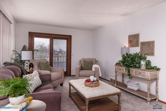3010 COUNTRY CLUB CT, Rapid City, SD 57702