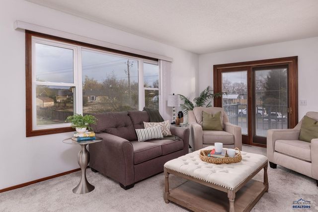 3010 COUNTRY CLUB CT, Rapid City, SD 57702