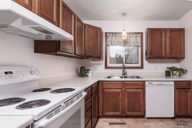 3010 COUNTRY CLUB CT, Rapid City, SD 57702