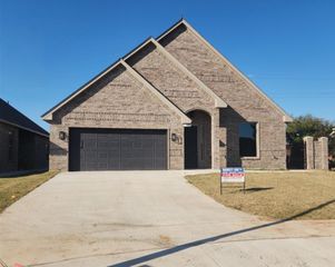 6913 NW Silver Creek Cir, Lawton, OK 73505
