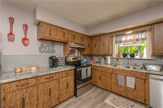 2935 Farmington Circle SW, Canton, OH 44706