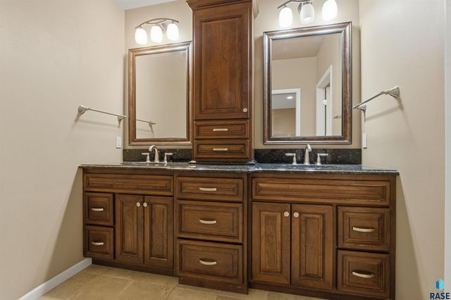 3030 W Donahue Dr Drive, Sioux Falls, SD 57105